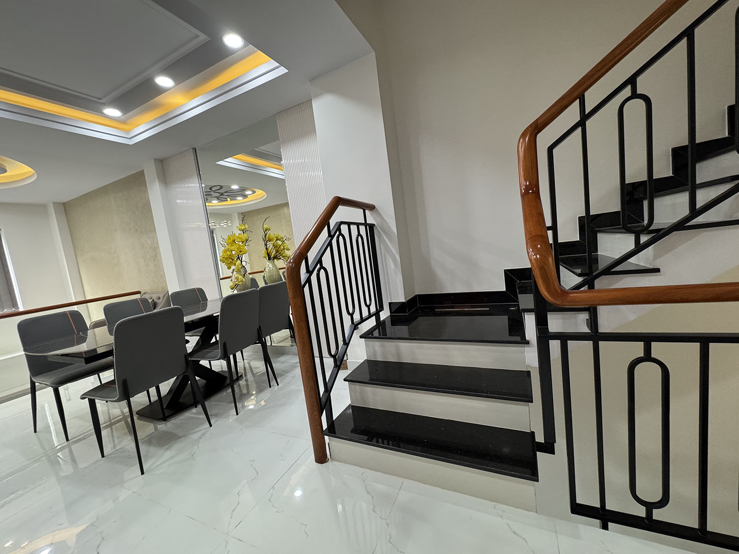 Nhà phố 3 lầu thiết kế Singapore đẹp lung linh full nội thất cao cấp hẻm xe hơi Khu VIP Quang Trung
